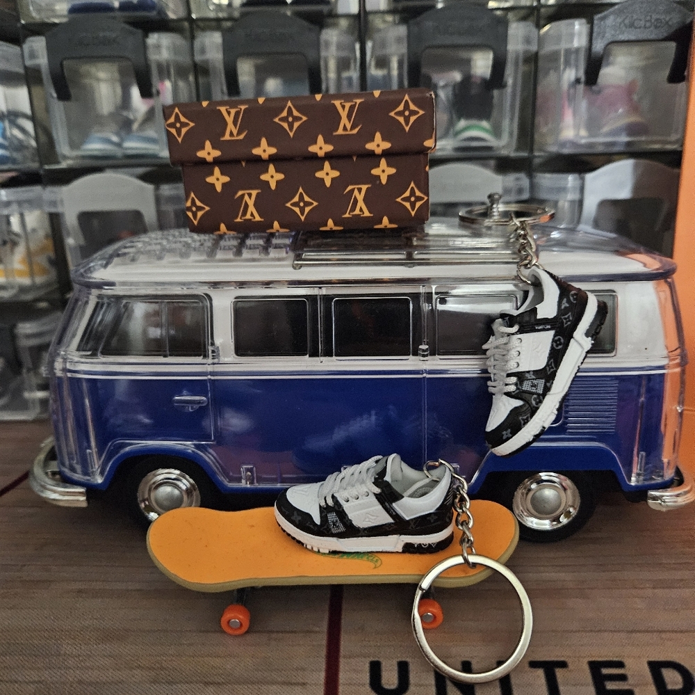 Fashion pair of mini sneakers keychain.(Black/ White). - Picture 8 of 8